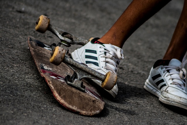 靴擦れ防止はかかとが鍵！痛みの原因と100均グッズでできる対策を徹底解説